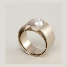 lia di gregorio beautiful, unique, unusual jewelry designs. Smaragd Ring, Bijoux Fil Aluminium, Unusual Jewelry, Contemporary Jewellery, Contemporary Jewelry, Tahiti, Pearl Ring, High Quality Jewelry, Modern Jewelry