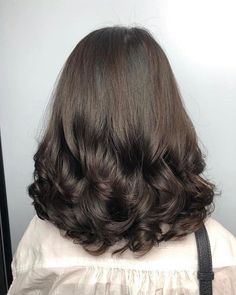 Butterfly Layers Hair Medium Wavy, Digital Perm Medium Hair Shoulder Length, Best Haircut For Wavy Hair Medium, Short Wavy Perm, Haircut For Medium Length Hair Wavy, Medium Wavy Hair Styles, Perm For Short Hair, Haircuts For Wavy Hair Medium, Wavy Perm Short Hair