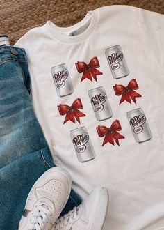 Unleash your love for Diet Dr Pepper with our Bow Grid Graphic Tee! This white tee features a bold graphic of diet dr pepper cans and playful red bows in a grid. Show off your unique style and stay comfortable in sizes S-2XL. Dr Pepper Shirt, Diet Dr Pepper, Cute Things To Wear, Dr Pepper Can, Patriotic Tees, Athleisure Tops, Dr Pepper, Birthday Outfits, Halloween Tees