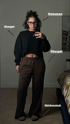 Baggy Clothes Outfit Comfy, What To Wear With Brown Sweatpants, Light Brown Sweatpants Outfit, Crewneck Outfit Black Women, Cute Ways To Style Sweatpants, Brown Sweats Outfit, Black Jogger Outfits, Cold Lazy Day Outfit, Pajama Pants Outfit For School