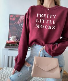 Maroon Sweatshirt Outfit, Minimal Dark Academia, Outfit Reference, Sweatshirt Model, Maroon Sweatshirt, Dark Academia Aesthetic, Academia Aesthetic, Red Hoodie