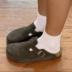 Casual Shoes Aesthetic, Fall Footwear Women, Birkenstock Mocha Clogs Outfit, Green Boston Birkenstock, Birkenstock Clogs Mocha, Birkenstock Clogs Aesthetic, Mocha Boston Clogs Outfit, Dark Brown Boston Clogs Outfit, Dark Brown Birkenstock Clog Outfit