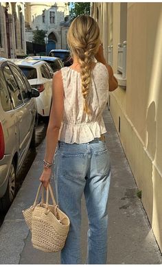 Cooler Summer Day Outfit, London Summer Aesthetic Outfit, New York Outfits May, Spring 2025 Fashion Trends, Scandi Summer Style, Casual Summer Fits, French Summer Style, Annie Walker, Boho Chic Aesthetic