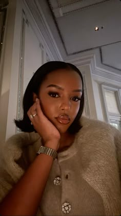 Classy Picture Ideas, Elegant Classy Aesthetic, Girl Makeup Aesthetic, Makeup Brown Skin, Feminine Black Women, Rich Girl Era, Sultry Makeup, Girl Eating, Makeup Glam