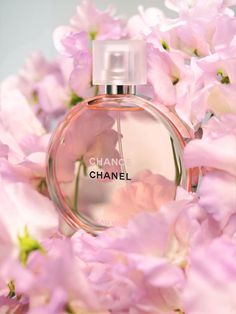 CHANCE DE CHANEL Para esa chica coqueta y joven este es el perfume para ella, es como la versión del Chanel #5 pero mucho más sutil y fresco 10 perfumes que harán a cualquiera irresistibleEl top 10 de las mejores fragancias y perfumes para una mujer, descubre cuales son y escoge tu favorita, aquí en Mujer de 10  tenemos la lista de los mejores perfumes que aparte de oler delicioso van a hacerse sumamente sensual e irresistible Perfume Rose, Perfume Chanel, Flower Perfume, Fragrance Packaging, Perfume Photography, Rose Perfume