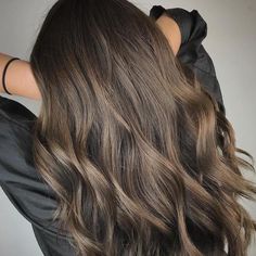 If you’re as obsessed with ash brown hair as we are, you’ll love this balayage’d take by Leo. Pair with loose, tousled waves to make every nuance of color stand out. Medium Ash Brown Hair, Light Ash Brown Hair, Ash Brown Hair Color, Wig Wavy, Ash Blonde Balayage, Ash Brown Hair, Hair Color Formulas