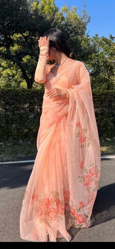 Sarees For Girls, Simple Saree Designs, Fashionable Saree Blouse Designs, Fancy Sarees Party Wear, Traditional Indian Dress, Desi Fashion Casual, Simple Sarees, Indian Fashion Saree, Saree Designs Party Wear