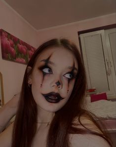 Halloween makeup clown dark Halloween Makeup Devil, Halloween Looks Makeup, Halloween Devil Makeup, Clown Costume Ideas, Devil Makeup Halloween, Clown Makeup Halloween, Easy Clown Makeup, Girl Halloween Makeup, Cute Clown Makeup