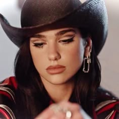 Dua Lipa Eye Makeup, Dua Lipa Makeup Looks, Dua Lipa Hair, Dua Lipa Makeup, Lisa Makeup, Country Makeup, Cowgirl Makeup, Lisa Eldridge Makeup, 60’s Makeup