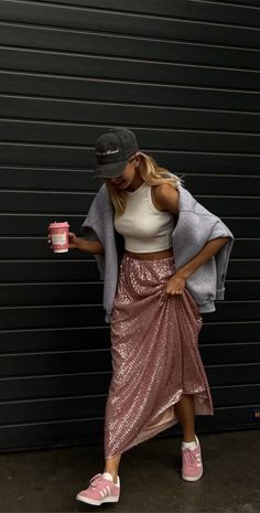 Sequin Skirt Outfit, Sequins Skirt, Samba Outfit, Moda Chic, A Skirt, Looks Style, Mode Inspiration, Look Chic, Outfits Casuales