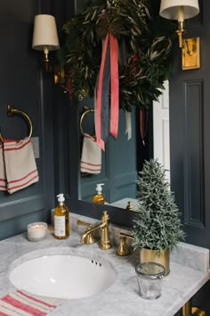 Minimal Christmas Bathroom Decor, Christmas Decor Powder Room, Christmas Small Bathroom Decor, Christmas Powder Room Decor, Christmas Half Bath Decor, Bathroom Xmas Decor Ideas, Christmas Decor In Bathroom, Vintage Christmas Bathroom, Half Bath Christmas Decor