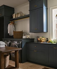 Cottage Laundry, Cottage Laundry Room, Boutique Interiors, Mudroom Laundry Room Ideas, Blue Laundry Rooms, Italy House, Laundry Room Remodel, Laundry Mud Room