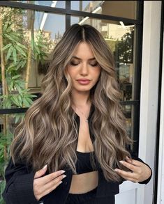 Modern Balayage, Latina Blonde Hair Olive Skin, Light Brunette Hair, Rambut Brunette, Black Hair Balayage, Brown Hair Looks, Brown Hair Inspo, Brunette Hair With Highlights, Color Balayage