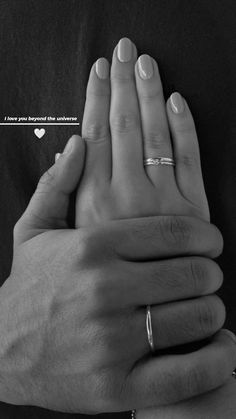 Aliança Casal Aesthetic, Ja I Ty, Aesthetic Relationship, Aesthetic Snap, Nail Polish Nails, Story Love, Couple Engagement Pictures