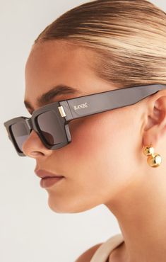 The Sara by Banbé are chunky square sunglassesAn ultra statement-maker, these oversized square sunglasses will add the wow-factor to any off-duty look. Chic Sunglasses, Black Jet, Shaped Sunglasses, Trendy Sunglasses, Cat Accessories, Nose Bridge, Anklet Jewelry, Fine Jewellery Earrings, Beach Wears