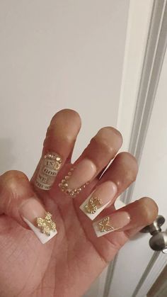 Money Charm Nails, Nails With Money, Van Cleef Nails, Gold Charm Nails, Nails With Gold Charms, Gold White Nails, Money Nails, Nails With Gold, Girly Acrylic