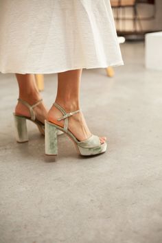 Penelope Salvia. Las sandalias de novia más cómodas para boda o fiesta. Personalízalas como más te gusten. #bridalshoes #weddingshoes #zapatosdefiesta #noviasflordeasoka #zapatosdeterciopelo Platform Green Heels, Platform Wedding Shoes, Green Shoes Heels, Sandals With Platform, Wedding Platform, Stable Block, High Heeled Sandals, Green Sandals, Chic Heels