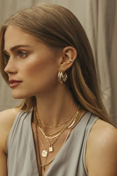 Small Earrings Gold, Mood Jewelry, Inexpensive Jewelry, Jewelry Photography Styling, Jewelry Photoshoot, Necklace Layering, Jewelry Aesthetic, Jewelry Fashion Trends, Classy Jewelry