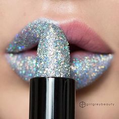 When it comes to Valentine’s Day, we want a beauty look that’s filled with romance, romance and more romance. Lip Art Makeup, Glitter Lipstick, Lipstick Tutorial, Orange Lips, Batons Matte, Lipstick Art, Makijaż Smokey Eye, Glitter Lips, Lip Designs