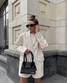 Le Grand Chiquito, Shoulder Bag Outfit, Street Style Bags, Bag Outfit, Beige Outfit, Pretty Bags, Bag Trends