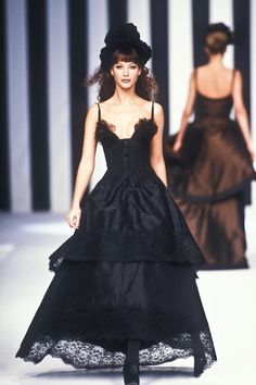 Dark Feminine Style, Valentino Couture, Christy Turlington, Couture Designers, Couture Runway, Looks Vintage, Fashion History, Fancy Dresses