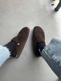 Boston Clogs Brown Outfit, Dark Boston Birkenstock Outfit, Fuzzy Birkenstocks Clogs, Birkenstock Boston Dark Brown, Birkenstock Clogs Colors, How To Style Burken Stocks Clogs, Birkenstock Clogs Mocha, Dark Brown Clogs Outfit, Brown Boston Clogs Outfit