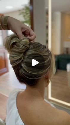 Blonde French Twist Hairstyles Messy Hair Tutorial, Chignon Simple, Messy Hair Updo, Wedding Bun Hairstyles, Wedding Hairstyles Medium Length, Pro Hair, Short Hair Bun, French Twist Hair