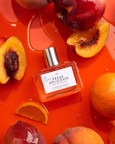 Feel no guilt in the pleasure of Pêche Délicieuse by fragrance virtuoso Jade Bodley for Le Monde Gourmand. An irresistible symphony—juicy Peach, velvety Caramel, and a generous splash of Vanilla—crescendos into the realm of the sublime, offering the body and soul a taste of euphoria. PÊCHE DÉLICIEUSE: Juicy, Delectable, Warm 🍑Top Notes: Peach, Crumble, Cinnamon, Orange 🍑Mid Notes: Cocoa, White Rose, Caramel 🍑Base Notes: Creamy Vanilla, Soft Woods, Baked Musks Orange Scented Perfume, Fruity Scented Perfume, Peach Pillows, Peach Products, Vanilla Biscotti, Body Oil Packaging, Peach Perfume, Fruit Du Dragon, Peach Crumble