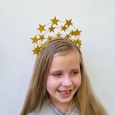 Couronne d'étoiles en or pour fille Ce serre-tête étoiles de Noël et du Nouvel An est fait main à partir de mousse dorée scintillante. C'est un matériau doux et léger À la base se trouve un serre-tête en métal de taille standard. Le serre-tête recouvert de ruban est super confortable Ce serre-tête orné d'étoiles dorées ajoute une touche d'éclat à toutes vos tenues de tous les jours, lors d'occasions spéciales et pour les fêtes de Noël et du nouvel an. Ce casque avec couronne d'étoiles convient a Stars Headband, Stars Crown, New Year Headband, Star Crown, Crown Headpiece, Headband Gold, Star Headband, Star Christmas, Christmas Headband