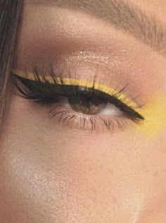 Yellow Waterline Makeup, Eyeshadow Looks For Haldi, Yellow Make Up Aesthetic, Yellow Simple Makeup, Makeup Looks For A Yellow Dress, Yellow Under Eye Makeup, Black Canary Makeup, Mustard Yellow Eye Makeup, Eyeshadow For Yellow Dress