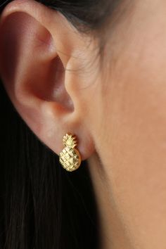 Feel the tropical vibes🍍 Get this pair of earrings made with the high quality elements✨ You can go with 925K Sterling Silver with the options of Gold, Rose Gold or White Gold finish Beautiful jewelry for everyone 💙 Details * 925K Sterling Silver → 14K Gold, Rose Gold or White Gold plated * Push-back studs  * Time is important! You will receive your package as soon as possible 🚚 * We care about the quality of metal to make sure it will last for a long time * We use enamel technique to color th Tropical Jewelry, Pineapple Earrings, Fruit Jewelry, Jewelry Cute, Food Earrings, Fruit Earrings, Minimalist Studs, Minimalist Designs, Earrings Minimalist