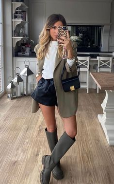 Cozy Rainy Day Outfit, Rainy Day Outfit Ideas, Madrid Outfits, Rainy Day Outfits, Cozy Rainy Day, Coffee Date Outfits, Gloomy Weather, Preppy Fall Outfits