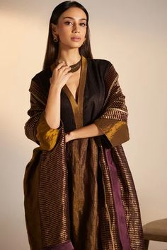 Plum, gold colorblock kaftan with contrast V neckline. Paired with pant. Component: 2 Type Of Work: Plain Neckline: V neck Sleeve Type: Long sleeves Fabric: Handwoven Pure Silk, Chanderi Color: Purple,Gold Other Details:  Approximate Product Weight (in kg): 1 Side slit Note: Dupatta worn by the model is not for sale Since all our products are sustainable and touched by human hands for weaving, block printing and embroidery; there might be a slight imperfections that make them unique and individu Kurta With Saree, Neck Designs For Suits Neckline, Kaftan Set, Monday Outfit, Bandhani Dress, Silk Anarkali