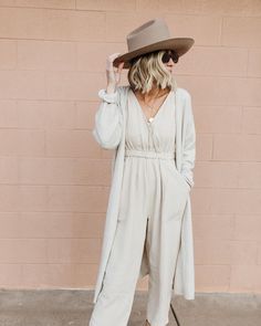 Gigi Pip Hat Outfit, Minimal Chic Outfits, Lifestyle Posing, Tall Crown, Gigi Pip, Western Vibes, Hat Outfit, Western Hat, Model Pose