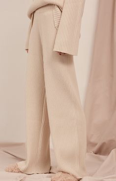 This pair of soft ribbed fabric pants are *SO* gorgeous. Celana Boxer, Airport Outfits, Lounge Outfit, Vogue Knitting, Easy Style, Miranda Kerr, Airport Outfit, Inspiration Mode