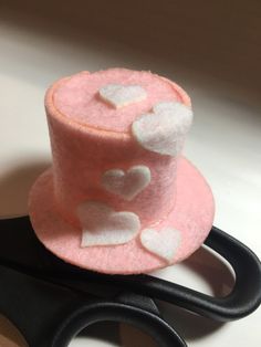 Small top hat with hearts Small Top Hat, Tiny Hats, Valentine Hats, Mini Hats, Mini Hat, Leprechaun Hats, Mini Top Hat, Hat Ideas, From Santa