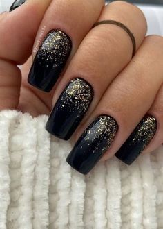 New years eve nails: black nails with gold glitter New Year's Eve Nails, Black Gold Nails, Nye Nails, Black Nails With Glitter, New Years Nails, New Years Eve Nails, Gold Glitter Nails, January Nails