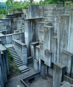 an outdoor structure made out of concrete blocks with steps leading up to the top and bottom