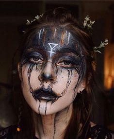 Thinking about doing a witch look this HalloweenThen here are some witch makeup looks you can recreate for Halloween. Witch Makeup Looks, Nordic Sisterhood, Witch Makeup Ideas, Witchy Makeup, Pelottava Halloween, Makeup Ideas For Halloween, Halloween Makeup Witch