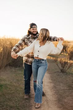 Fall Picture For Couples, Fall Outfit Couple Pictures, Fall Pictures For Couples Outfits Country, Holiday Couples Photos, Tripod Photoshoot Ideas Couple, Fall Picture Couple Ideas, Fall Pictures Poses For Couples, Husband And Wife Fall Photoshoot