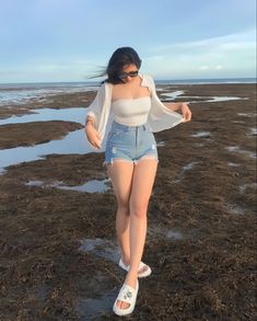 Beach Outfits For Curvy Women, Beachy Summer Outfits, Celana Jogger Wanita, Curvy Casual Outfits, Trip Outfit, Queen Outfit, Fashion Sketches Dresses, Pondicherry, Sketches Dresses