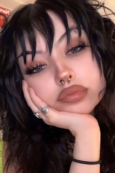 self-portrait of a young beautiful woman with grunge makeup look from the '90s Grunge Makeup Looks, 90s Grunge Makeup, Makeup Emo, Maquillage Goth, 90s Makeup Look, Rock Makeup, Dark Makeup Looks, Concert Makeup