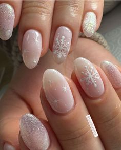 Short Almond Nails Winter, Winter Nail Designs Classy, Winter Nails Almond, Winter Nail Polish Colors, Simple Winter Nails, Winter Nail Trends, Winter Nail Polish, Girly Acrylic Nails