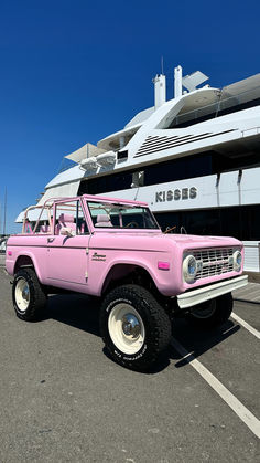 A vintage pink Ford Bronco parked confidently in front of the super yacht 'KISSES', showcasing a playful contrast between the classic off-road vehicle and the epitome of maritime luxury. Old Pink Bronco, Retro Ford Bronco, Pink Ford Bronco, Pink Bronco, Pink Vehicles, Early Ford Bronco, Vintage Bronco, Bronco Car, Life In Pink