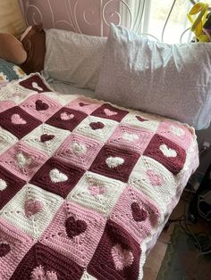 Cute Blanket Crochet, Cute Crochet Pillow Ideas, Crochet Things For Room, Crochet Small Blanket, Valentines Crochet Projects, Cute Granny Square Crochet Pattern, Spring Crochet Blanket, Things To Crochet For Valentine's Day, Crochet Inspiration Ideas Projects