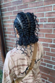 Pigtail braids are a classic and playful hairstyle perfect for picture day. This look is especially great for younger kids and adds a cute, fun vibe to their photos. Part the hair down the middle and divide it into two sections. Braid each section into a simple three-strand braid and secure with small hair ties. For added charm, tie small bows or add colorful hair ties at the ends of the braids. Pigtail braids keep the hair neatly in place throughout the day, making it an ideal choice for active kids who want a hairstyle that will last. Butterfly Braids, Butterfly Braid, Feed In Braids Hairstyles, Goddess Braids Hairstyles, Braided Cornrow Hairstyles, Braids Hairstyles Pictures, Quick Braided Hairstyles, Protective Hairstyles Braids, Feed In Braid