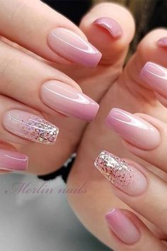 Unhas confeccionadas em gel com glitter com um leve tom rosado para dar charme e delicadeza à unha. Para mais dicas como essa, siga-nos em nossas redes sociais clicando no link. Deseja aprender como fazer cutilagem perfeita, esmaltações e decorações perfeitas? Clique no link e adquira hoje mesmo um curso 100% online com Certificado. Manicure Gel, Ombre Nail Designs, Pretty Nail Art Designs, Wedding Nails Design, Pink Nail Designs, Pretty Nail Art, Beautiful Nail Designs, Nail Polish Designs