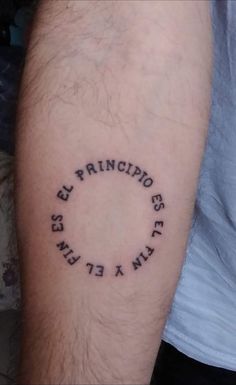 a man with a tattoo on his arm that says el principio est susten x mimas