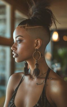 Short Hair Dreadlocks, Shaved Side Hairstyles, Scrub Corpo, Short Sassy Hair, Sassy Hair, Edgy Hair, Shaved Sides, Hair Crush