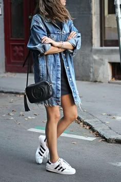 Medium Long Hole Denim Jacket Trench Coat Long Denim Jacket, Moda Denim, Jean Jacket Outfits, Denim Jacket Outfit, Long Sleeve Denim Jacket, Outfit Jeans, Oversized Denim Jacket, Jacket Outfit, Long Jeans